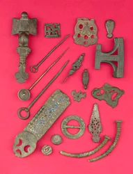 Samling af angelsaksiske, vikinge- og keltiske antikviteter, herunder angelsaksiske korsformede brocher og bogomslagsbeslag og Hiberno-Viking ringhovednåle, der spænder fra det 4. århundrede f.Kr. til det 9. e.Kr. (bronze, ben, kobber)