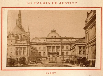 Commune de Paris (1871): udsigt over Palais de Justice i Paris før dets brand i maj 1871. Foto af Pierre Pepetit. Print på pap, Dim. 9x5,4 cm