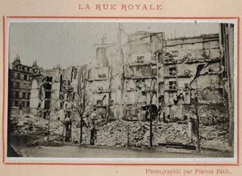 Commune de Paris (1871): udsigt over ruinerne på Rue Royale i Paris i maj 1871. Foto af Pierre Pepetit. Tryk på pap, Dim. 9x5,4 cm