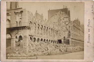 Commune de Paris: udsigt over ruinerne af finansministeriet i Paris i maj 1871. Foto J.R.Dim. 16,3x10,8 cm
