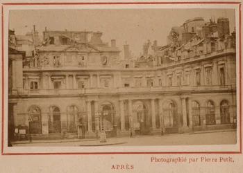 Kommune i Paris (1871): udsigt over Palais-Royal (Palais Royal) i Paris efter branden i maj 1871. Foto af Pierre Pepetit. Tryk på pap, Dim. 9x5,4 cm