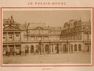 Kommune i Paris (1871): udsigt over Palais-Royal (Palais Royal) i Paris før branden i maj 1871. Foto af Pierre Pepetit. Print på pap, Dim. 9x5,4 cm