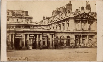 Kommune i Paris (1871): udsigt over Palais-Royal efter branden i maj 1871. Anonym fotografering. Print på pap Dim. 10x6,9 cm