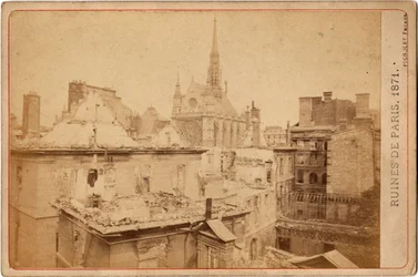 Paris kommune: udsigt over ruinerne af Palais de Justice og Sainte Chapelle i Paris i maj 1871. Fotografi Pignolet brødre. Svag. 16,3x10,8 cm
