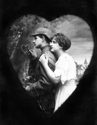 Forelsket par: Manden griber et hjerte på en træstamme, før han forlader sin elskede for at drage i krig (Første Verdenskrig 1914-1918). Fotograferet omkring 1915.