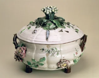 Overdækket terrin, dekoreret med påført ornament af blomster og grøntsager, af Johan Ludwig Eberhard Ehrenreich (1722-1803), Marieberg, slutningen af 1700-tallet (lertøj)