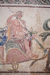 Detalje af The Triumph of Dionysos - Gudens tilbagevenden fra en militær ekspedition til Indien - Dionysos siddende på en vogn trukket af to pantere - Paphos mosaikker, House of Dionysos, slutningen af det 2. århundrede e.Kr. - Slutningen af det 2. århundr