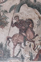 Detalje af den lille jagtmosaik. En jæger er ved at spyde en hare. 3. - 4. århundrede. Roman Villa of the Casale, Sicilien. UNESCO-sted.