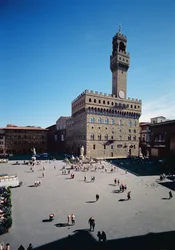 Ydersiden af ​​Palazzo Vecchio designet af Arnolfo di Cambio
