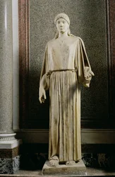 Kvindefigur iført en peplos, græsk (marmor)