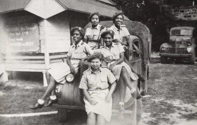 Fem medlemmer af West Indies Auxiliary Territorial Service sidder på et militærkøretøj