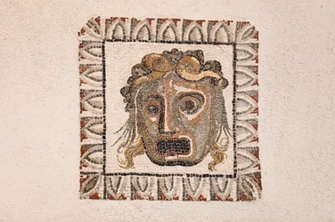 Gulvmosaik fra det 1. århundrede f.Kr. med en maske af Dionysos, fra en romersk villa nær Via Ruffinella i Rom, Roms Nationalmuseum (Museo Nazionale Romano), Rom, Italien