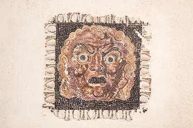 Gulvmosaik fra det 1. århundrede f.Kr. med en maske af Dionysos, fra en romersk villa nær Via Ruffinella i Rom, Roms Nationalmuseum (Museo Nazionale Romano), Rom, Italien