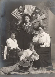 Fire damer med horn, guitar og fan, Frankrig, ca. 1920 (s/h-foto)
