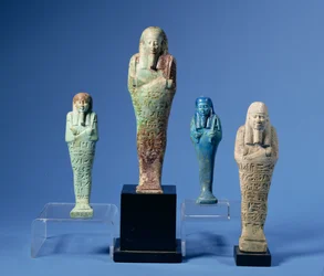 Fire grønne eller blå glaserede Shabti-figurer, tre med vandrette bånd med hieroglyfisk inskription, egyptisk, dateret fra det 7. til 3. århundrede f.Kr.