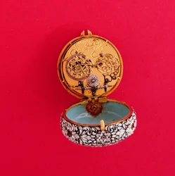 Fransk lommeur med guldkasse emaljeret i relief med hvide blomster og blade med sorte markeringer, af Goullons, ca. 1650 (viser inderplade, se også 66857)