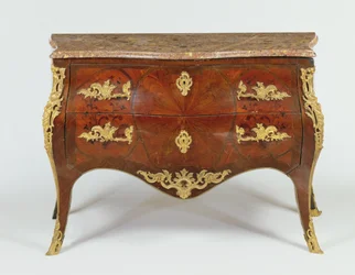Fransk serpentin commode med forgyldte bronzemonteringer og marmor top, c.1740