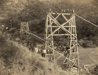 Fresno, Californien: 1890. Dette fotografi af C.C. Curtis viser Smith and Moore-broen over Kings River, som er en del af en rende bygget af Hiram T. Smith og Austin D. Moore til at transportere tømmer fra Sierras for deres firma, Kings River Lumber.