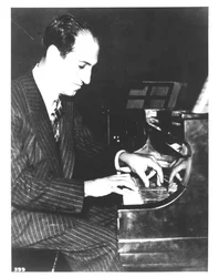 George Gershwin (1898-1937) amerikansk komponist ved klaveret, ca. 1935 (s/h-foto)