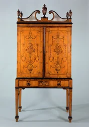 George III Craven skab, satintræ og marquetry, på stativ