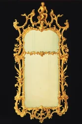 George III molespejl i forgyldt træ med to plader, kunstfærdig kam, centreret af figuren af en abe på en stenstand, ca. 1765