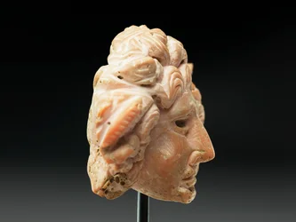 Hovedet af Medusa, fra Bactria eller Gandhara, 2.-1. århundrede f.Kr. (lyserød koral)