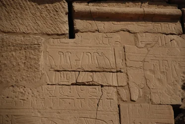 Hieroglyffer på sten, Karnak, Luxor, Egypten (foto)