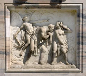 Højrelief forestillende Adam og Eva Chasse du Paradise af Carlo Maria Giudici. 1791. Katedralen (kuppel eller duomo) i Milano Italien