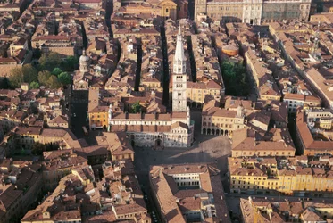 Italien, Emilia Romagna, Modena, luftfoto af byen med katedralen