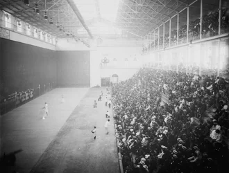 Jai alai er - sport involverer - bold hoppet af - muret rum ved at accelerere den til høje hastigheder med - håndholdt enhed (cesta) (s/h foto)