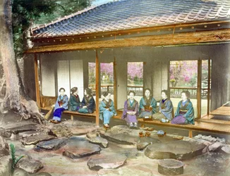 Japan omkring 1890. Japanske kvinder i en have. Håndkoloreret fotografi fra omkring 1890.