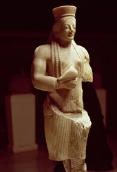 Kore-figur af en ung athener, der holder et fugleoffer, græsk, ca. 540-530 f.Kr. (marmor og polykromt pigment)