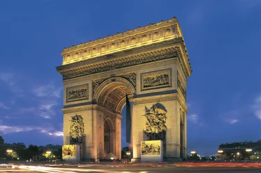 Lav vinkel visning af en bue, Arc De Triomphe, Paris, Frankrig