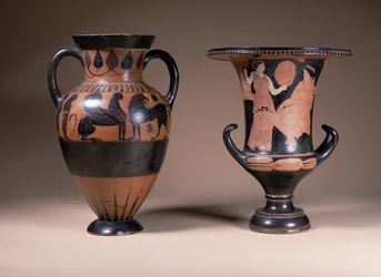 LtoR:orientaliserende sort-figur amfora, græsk, 6. århundrede f.Kr.; rød-figur calyx-krater, græsk, Syditalien, 4. århundrede f.Kr. (keramik)