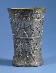 Marlik bæger i taljet cylindrisk form med to dekorative bånd forestillende paradeheste, ca. 1100 f.Kr. (sølv)