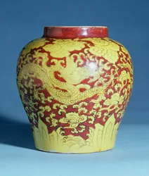 Ming rød og gul balusterkrukke (Chia ching mærke) (1522-66)