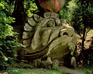 Munden af en fantastisk hule i form af et monsterhoved, fra Parco dei Mostri (Monster Park) haver anlagt mellem 1550-63 af hertugen af Orsini, til design af Giacomo Barozzi da Vignola (sten) (foto)