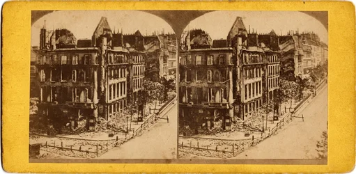 Paris kommune (1871): udsigt over Paris i ruiner. Anonym fotografering. Print på pap. Svag. 17,5x6,9 cm