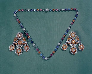 Halskæde og øreringe sæt med flerfarvede pastaer, ca. 1760