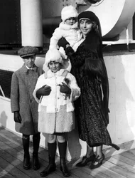 New York City (USA), december 1923: Fotografier af SS Paris, fru Guinevere Sinclair Gould (enke efter finansmanden George J. Gould I) og hendes tre børn (George J. Gould Jr, Jane S. Gould og Guinevere S. Gould) under deres boarding til Europa. Fru Guineve