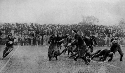 Nordamerika. Midtbanespil ved en amerikansk fodboldkamp. 1920