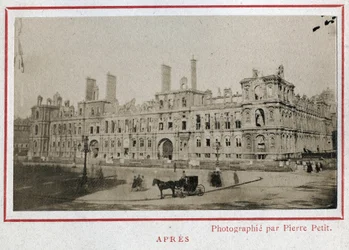 Paris Commune (1871): udsigt over Hotel de Ville i Paris efter dets brand i maj 1871. Foto af Pierre Pepetit. Tryk på pap, Dim. 9x5,4 cm