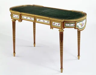 Porcelænsmonteret skrivebord dateret 1778 lavet til den russiske kejserinde Maria Feodorovna af Martin Carlin