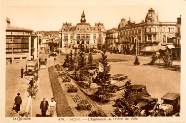 Postkort/The Esplanade of the Council Hall/Vichy/Allier/Auvergne/Frankrig