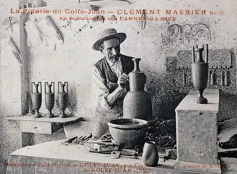 Postkort med Clement Massier (1844-1917), keramikermester af Poterie de Golf-Juan på arbejde i sit atelier, Frankrig, 20. århundrede