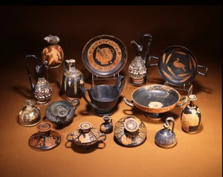 Keramikgruppe, der viser en etruskisk Bucchero ware kantharos og en Gnathia ware guttus, i midten, begge 6. århundrede f.Kr. (foto)