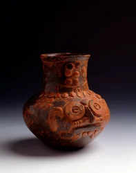 Præcolumbiansk kunst, mayacivilisationen, den tidlige postklassiske periode: lerkrukke, der forestiller guden Tlaloc. Fra Asunción Mita, Jutiapa, Guatemala. Mål: h. 14 x diam. 7,6 cm. Guatemala, Nationalmuseet for Arkæologi og Etnologi