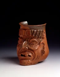 Præcolumbiansk kunst, mayacivilisationen, den postklassiske periode: antropomorf lervase, der forestiller en gammel mands hoved med diadem og øreringe. Mål: højde 15,5 x bredde 10 cm. Guatemala, Det Nationale Museum for Arkæologi og Etnologi