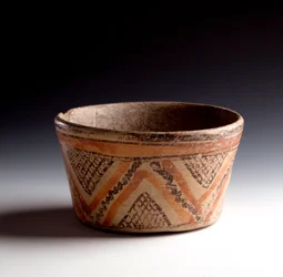 Præcolumbiansk kunst, mayacivilisationen, den klassiske periode: polykrom lerskål dekoreret med zigzagmønstre og trekanter. Fra Petén, Guatemala. Mål: h. 10 x diam. 10,6 cm. Guatemala, Nationalmuseet for Arkæologi og Etnologi