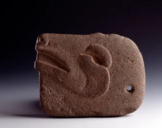 Præcolumbiansk kunst, mayacivilisationen, den klassiske periode: zoomorf økse i udskåret sten, der forestiller et hjortehoved. Mål: 26,5 x bredde 19,5 cm. Guatemala, Det Nationale Museum for Arkæologi og Etnologi